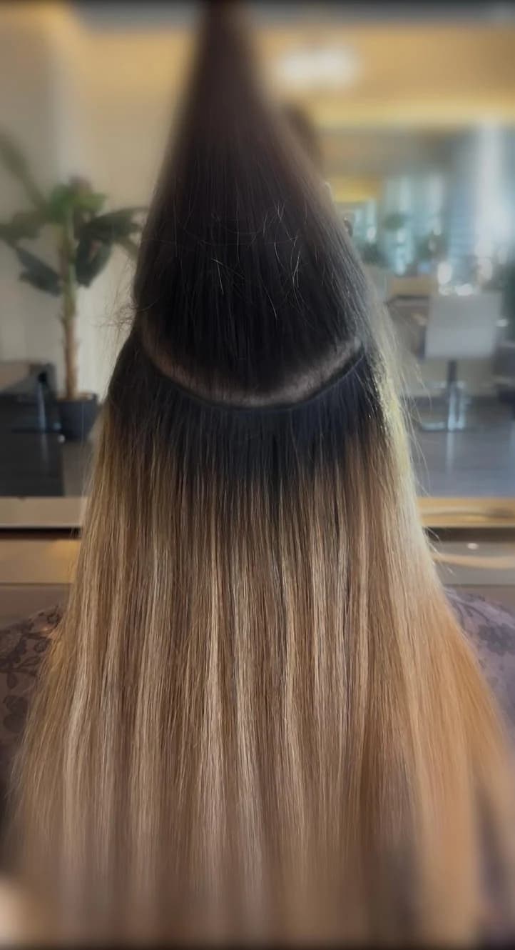 Butterfly Genius Weft Tresse München – eingearbeitete Tresse im langen Ombré-Haar bei Cooltroom Bogenhausen
